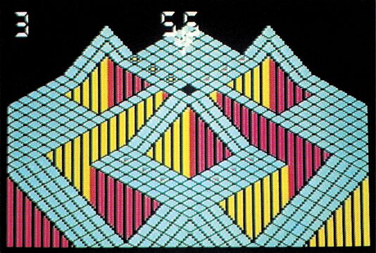 Bunte geometrische Pyramidenlandschaft mit rot-gelb-blauen Streifenmustern und Punktzahl oben