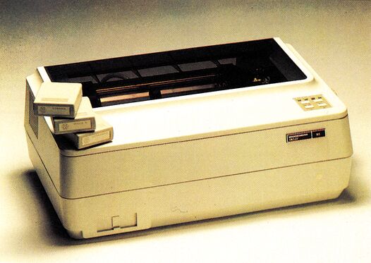 Foto eines hellen Nadeldruckers von schräg oben