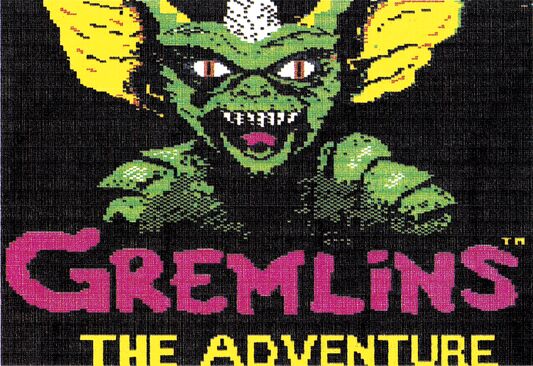 Farbiger Ausdruck des Spiel-Covers »Gremlins – The Adventure« mit grünem Gremlin