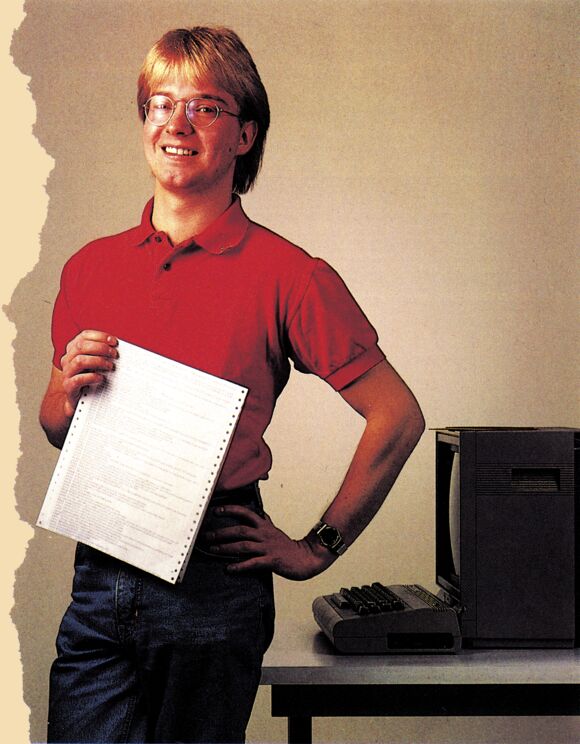 Junger Mann mit einem Programmlisting in der Hand