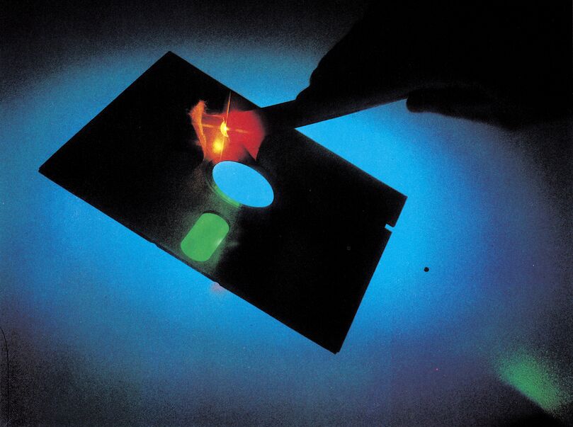 Diskette mit bunten Lichtreflexen auf dunklem Hintergrund