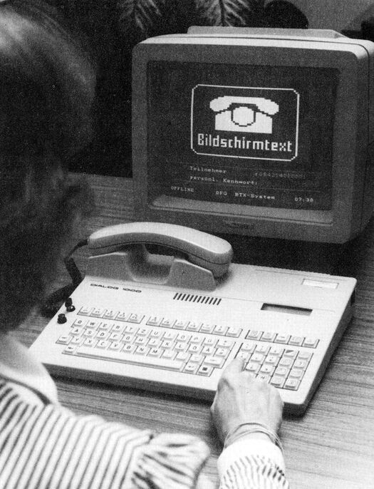 DFG Dialog 1000 Btx-Terminal, von einer Person bedient