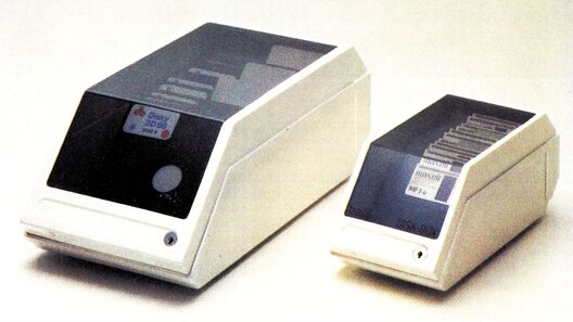 Zwei Helit-Diskettenboxen mit geschlossenem Deckel