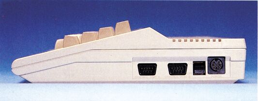 Foto der rechten Seite des C 64 II mit Joystick-Ports, Netzschalter und Netzteilbuchse