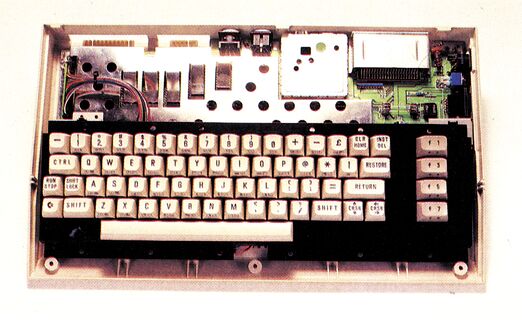 Foto der geöffneten unteren Gehäusehälfte des C 64 II mit Tastatur und Abschirmung