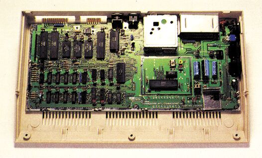 Foto der freigelegten C 64-Platine im neuen Gehäuse