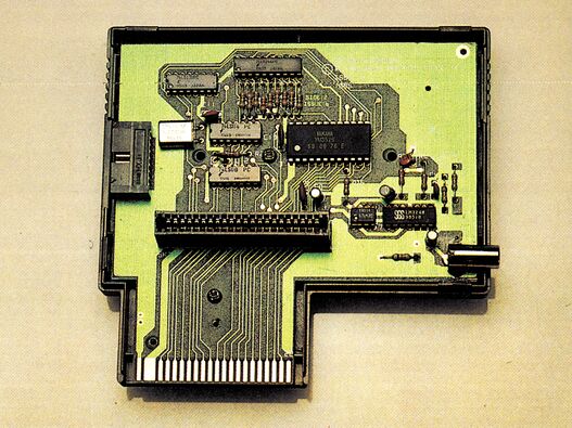 Geöffnete Modulplatine mit Yamaha-YM-3526-Chip und Steckkontakten
