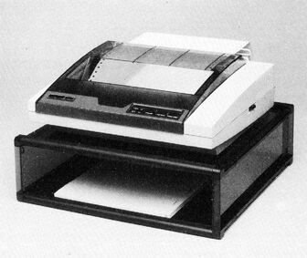 Foto eines schwarzen Druckerständers mit darauf stehendem Matrixdrucker