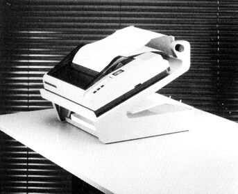 Foto eines schräg gestellten Druckerständers mit Papier oben und unten