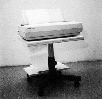 Foto eines höhenverstellbaren Druckertisches mit Epson-Drucker auf Rollen