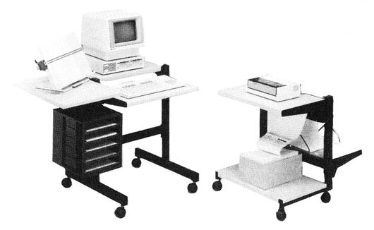 Foto eines fahrbaren Computertisches mit Bildschirmplatte und Tastaturträger sowie eines Druckertisches