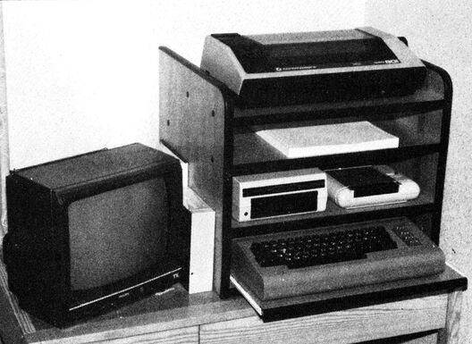 Foto eines selbstgebauten hölzernen Computer-Regals mit Monitor, Drucker, Floppy und Tastatur