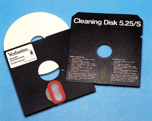 Mehrere Reinigungsdisketten verschiedener Hersteller, eine mit der Aufschrift »Cleaning Disk 5.25/S«