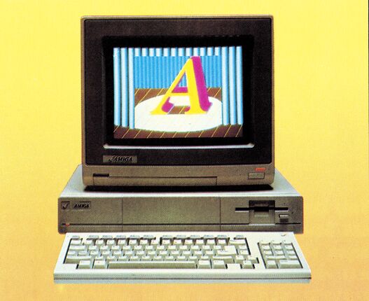 Foto eines Amiga-Computers mit Monitor und Tastatur