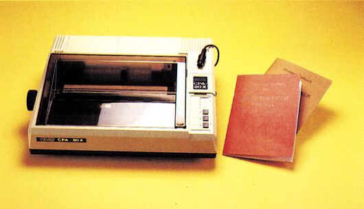 CPA-80X Drucker neben zwei Handbüchern
