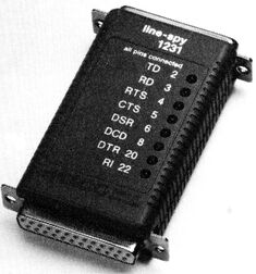 Schwarzes Testgerät mit beschrifteten LEDs (TD, RD, RTS, CTS, DSR, DCD, DTR, RI) und einem 25-poligen D-Sub-Steckverbinder