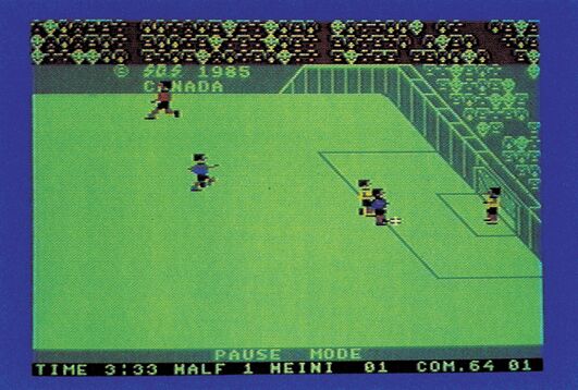 Screenshot eines Fußball-Computerspiels mit grünem Spielfeld, mehreren Spielerfiguren und einer Anzeigezeile am unteren Rand