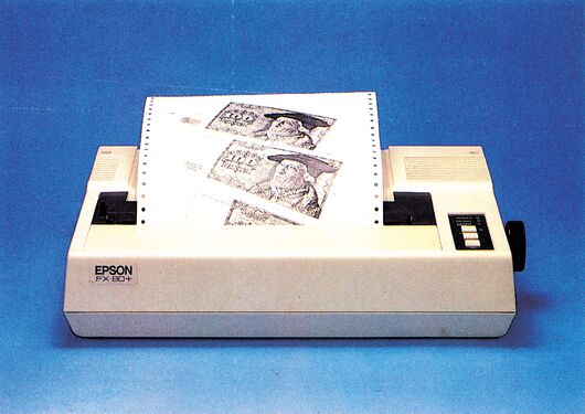 Ein weißer Nadeldrucker mit Endlospapier, auf dem drei gedruckte Grafiken zu sehen sind, Beschriftung »EPSON FX 80+«, blauer Hintergrund