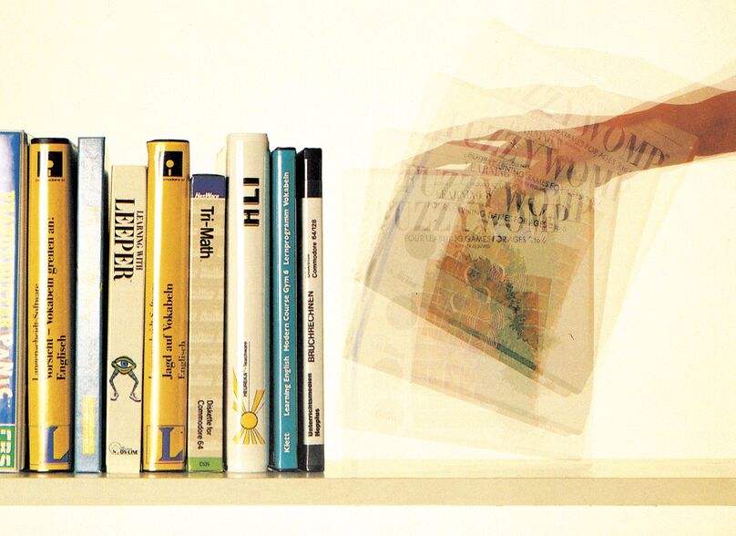 Farbfoto einer Reihe stehender Software-Verpackungen auf einem Regal; rechts eine transparent überlagerte Hand, die eine Geldnote hält