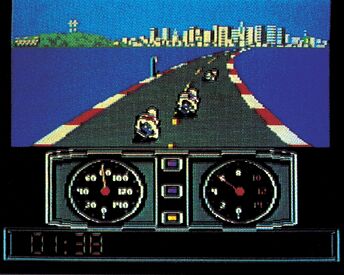 Bildschirmfoto eines Motorradrennspiels aus Fahrerperspektive, mehrere Motorräder auf einer Straße vor Skyline, unten zwei runde Instrumentenanzeigen