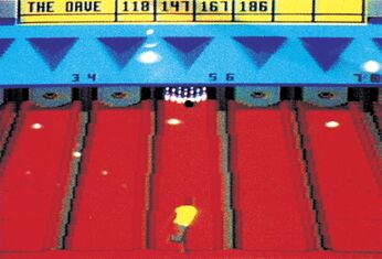 Bildschirmfoto einer Bowling-Simulation: rote Bowlingbahnen mit aufgestellten weißen Pins und gelber Kugel, oben eine Punkteanzeige