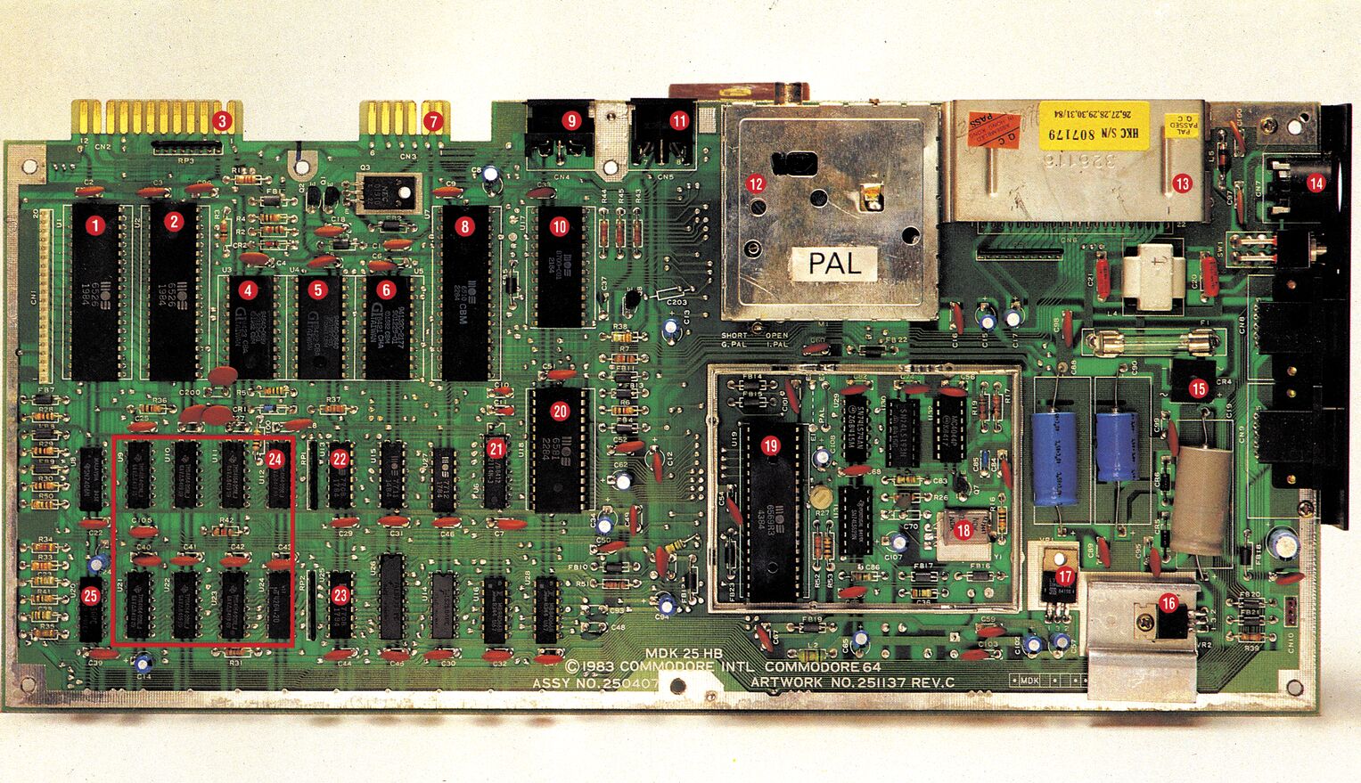Farbfoto einer bestückten Platine mit ICs, Steckverbindern und 25 roten Nummernmarkierungen