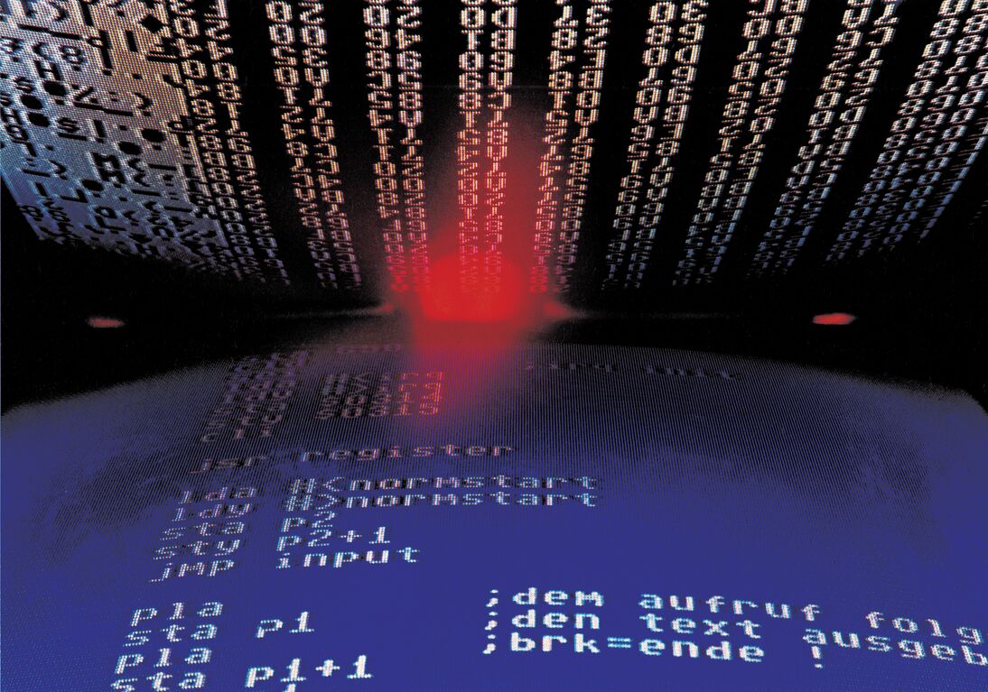 Fotomontage mit Bildschirmen voller Hex-Zahlen und Assembler-Quelltext, rotes Leuchten auf blauer Fläche