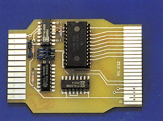 Bestückte Platine mit ICs und Steckkontakten, Aufdruck »RS 232«