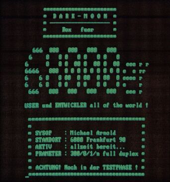 Bildschirmausdruck mit dem aus Zeichen gesetzten Schriftzug »DARK-MOON« und Angaben zum SysOp
