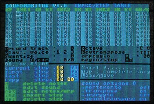 C-64-Bildschirmfoto des Soundmonitors mit der Track/Step-Tabelle in Blau und Grün