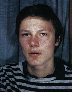 Porträtfoto einer Person mit gestreiftem Pullover