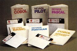 Handbücher und Disketten mit den Aufschriften Nevada Cobol, Pilot, Pascal, Basic und Fortran