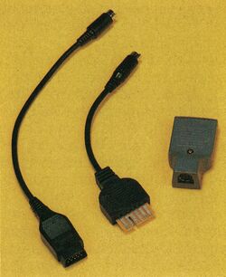 Zwei Adapterkabel mit Steckern und ein kleines Adapterstück auf gelbem Grund