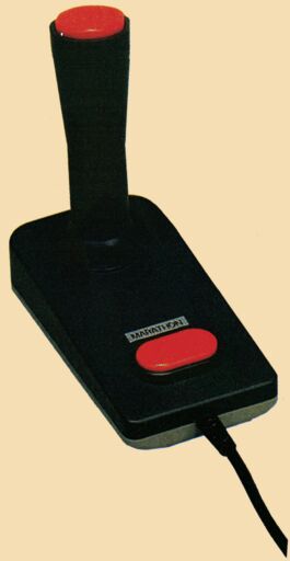 Schwarzer Joystick mit rotem Knopf auf dem Griff und rotem Feuerknopf im Sockel