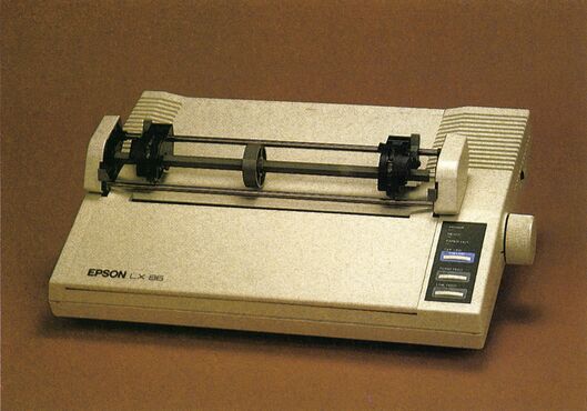 Nadeldrucker Epson LX-86 mit aufgesetztem Traktor vor braunem Hintergrund