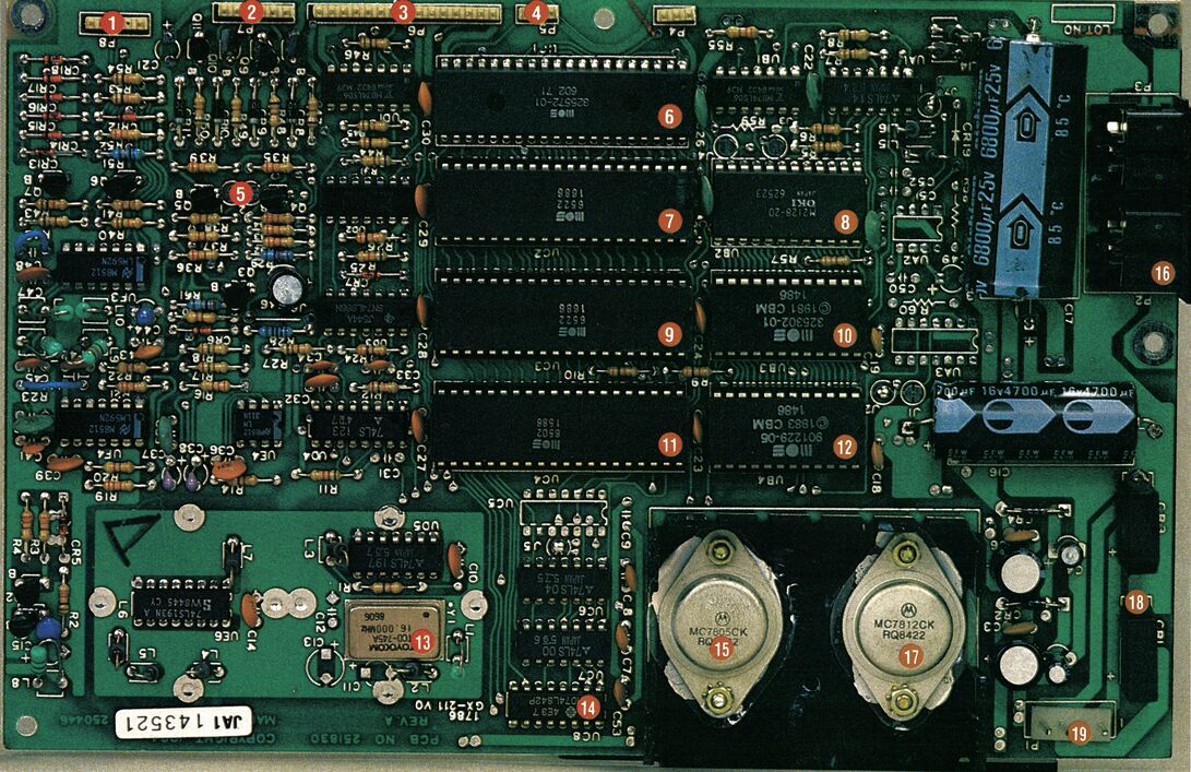 Grüne Hauptplatine der Floppy 1541 mit ICs, Kondensatoren, Spannungsreglern und rot eingekreisten Nummern 1 bis 19