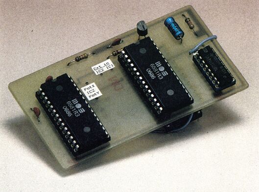 Kleine Platine mit zwei 6581-SID-Chips, einem weiteren IC, Transistor, Elko und Widerständen