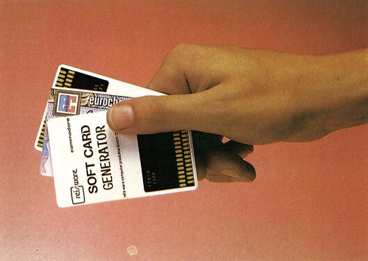 Hand hält mehrere Karten mit Kontaktfeldern, auf einer steht »SOFT CARD GENERATOR«, vor rotem Hintergrund