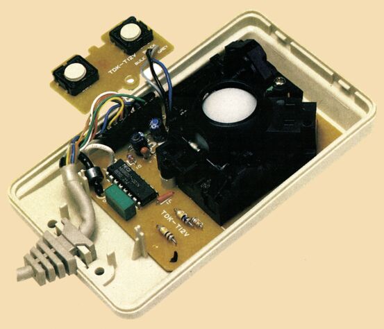 Geöffnete Maus mit Platine, zwei Tastern, Kabel und heller Rollkugel