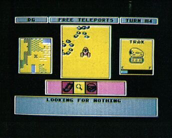 Farbiges Bildschirmfoto eines Computerspiels: Spielfeld mit Figuren auf gelbem Grund, darüber die Leiste »FREE TELEPORTS« und »TURN #4«, rechts eine Karte »TRAX«