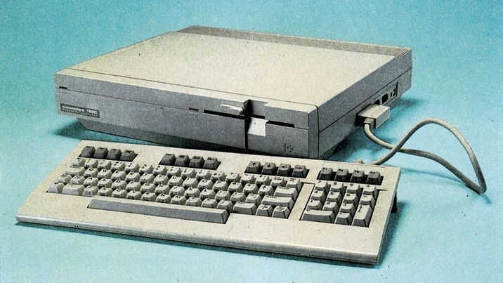 Geschlossenes C-128-D-Gehäuse mit eingebautem Diskettenlaufwerk, davor eine separate Tastatur an einem Spiralkabel