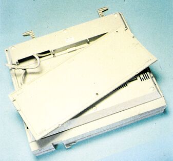 Unterseite des C 128 D, in die die Tastatur eingeklinkt ist, mit Spiralkabel