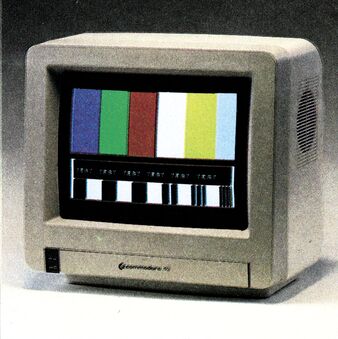Farbmonitor Commodore 1901 im Dreiviertelprofil, auf dem Bildschirm ein Testbild mit Farbbalken und einer »TEST«-Zeile