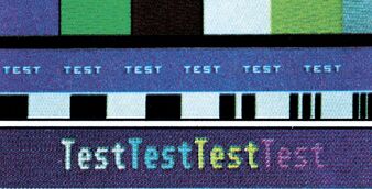Bildschirmausschnitt des Commodore 1901: Farbbalken, eine Zeile mit »TEST«, ein Schwarzweiß-Linienmuster und die vergrößerte Schrift »TestTestTestTest«