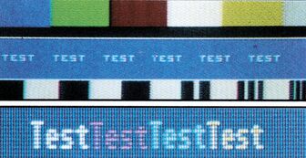 Bildschirmausschnitt des Picom 4B/PR: Farbbalken, eine Zeile mit »TEST«, ein Linienmuster und die vergrößerte Schrift »TestTestTestTest« auf blauem Grund