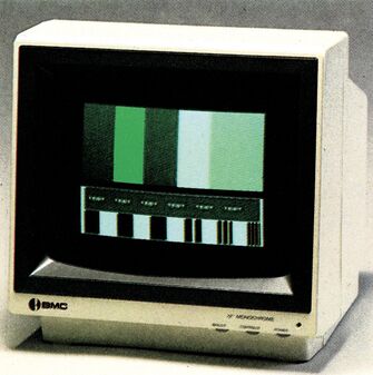 Monochromer Grünmonitor BMC BM-12G im Dreiviertelprofil, auf dem Bildschirm ein Testbild in Grünstufen