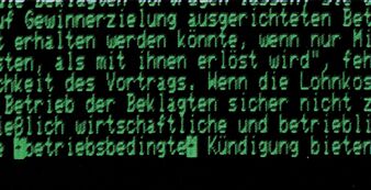 Bildschirmausschnitt des BMC BM-12G: grüne 80-Zeichen-Textdarstellung eines deutschen Fließtextes auf schwarzem Grund, ein Wort invers hervorgehoben