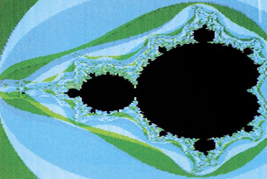 Farbige Computergrafik der Mandelbrot-Menge: schwarze apfelmännchenförmige Fläche vor grünen, hell- und dunkelblauen Ringzonen