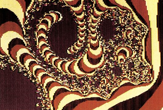 Farbige Computergrafik eines Fractals mit verschachtelten spiral- und knospenförmigen Strukturen in Gelb, Orange, Rotbraun und Schwarz