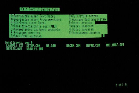 Bildschirmfoto des WordStar-Startmenüs: zweispaltig die deutschen Menübefehle, darunter das Inhaltsverzeichnis von Laufwerk A